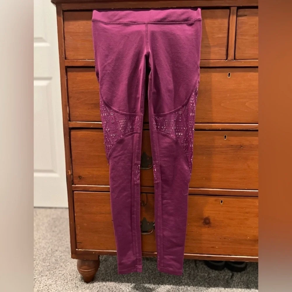 🏷️ALO Yoga West Coast Eyelet Leggings Size XS